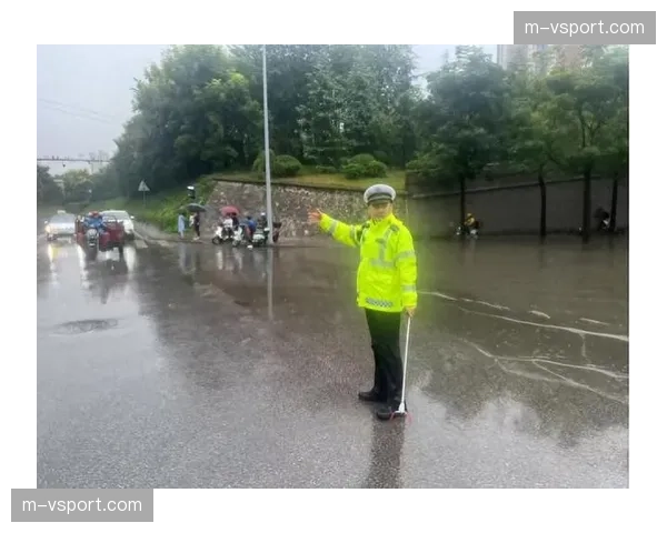 花絮:暴雨突袭赛场,工作人员紧急排水保障赛道